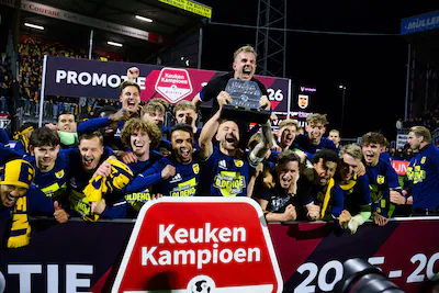 2026-03-24-22-01-56-emmen-sc-cambuur-spelers-en-supporters-vieren-de-promotie-naar-de-eredivisie-tij.webp