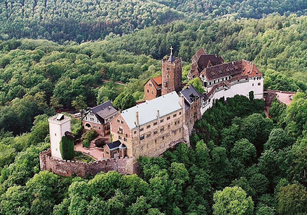 WARTBURG_Luftaufnahme_Copy_Wartburg-Stiftung_previe-RZDGKleGgCJqiBvizBngDQK-1200x840@diario_abc.jpg