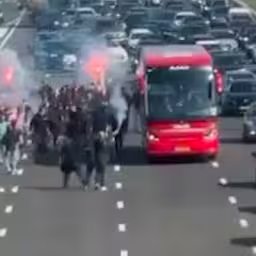 ajax-fans-zwaaien-spelersbus-uit-op-snelweg-richting-rotterdam.jpg