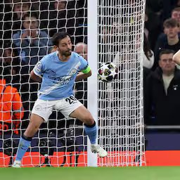 bernardo-silva-maakt-hands-op-doellijn-en-krijgt-rood-na-var-ingreep.jpg