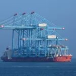 bijzonder-vrachtschip-levert-containerkranen-af-voor-rotterdamse-haven.jpg