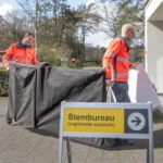 de-verkiezingen-komen-eraan-stembureaus-worden-nu-ingericht-voor-de-gemeenteraadsverkiezingen-zijn-m.webp