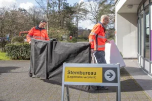 de-verkiezingen-komen-eraan-stembureaus-worden-nu-ingericht-voor-de-gemeenteraadsverkiezingen-zijn-m.webp