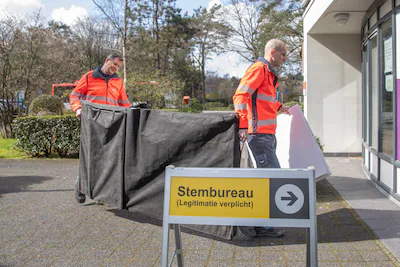 de-verkiezingen-komen-eraan-stembureaus-worden-nu-ingericht-voor-de-gemeenteraadsverkiezingen-zijn-m.webp