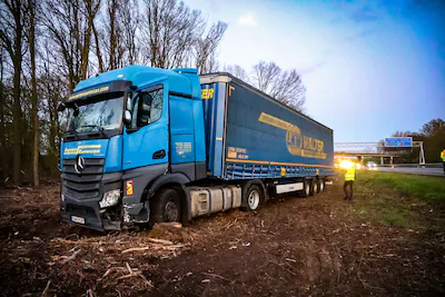 de-vrachtwagen-staat-in-de-berm-naast-de-snelweg.webp