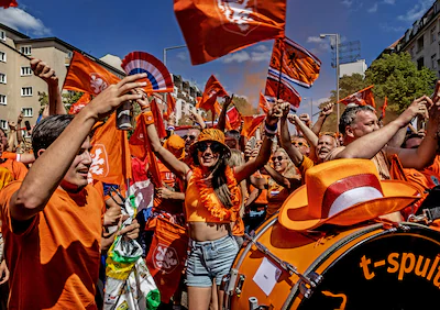 duitsland-berlijn-25-06-204-ek-voetbal-duitsland-oranjefans-massaal-door-de-straten-van-berlijn-tijd.webp