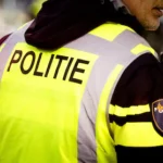 een-politieagent-tijdens-een-verkeerscontrole-in.webp