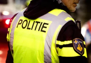 een-politieagent-tijdens-een-verkeerscontrole-in.webp