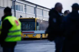 epa12780729-employees-stand-in-front-of-a-resting-bus-at-the-bvg-bus-depot-lichtenberg-during-a-publ.webp