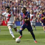 epa12841353-raphinha-r-of-fc-barcelona-and-fran-perez-of-rayo-vallecano-in-action-during-the-spanish.webp