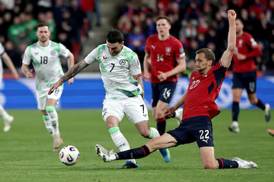 epa12852487-tomas-soucek-of-czechia-r-in-action-against-troy-parrott-of-ireland-l-during-the-fifa-wo.webp