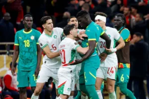 files-senegal-and-morocco-players-clash-during-the-africa-cup-of-nations-can-final-football-match-be.webp