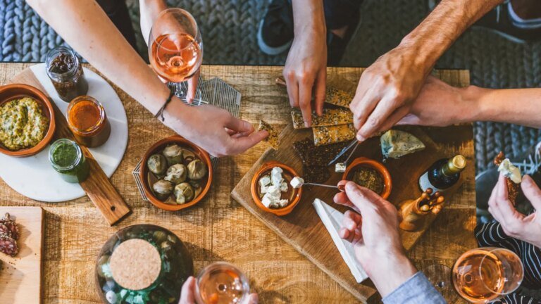 gente-grupo-compartiendo-aperitivo-o-snacks.jpeg