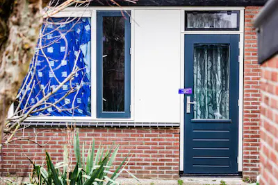 goudswaard-een-door-politie-verzegeld-huis-in-de-van-almondestraat-in-goudswaard-de-politie-is-een-g.webp