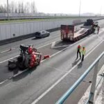 heftruck-ligt-op-a4-na-val-van-oplegger.jpg