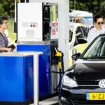 helmond-drukte-bij-een-tankstation-van-tango-in-helmond-veel-automobilisten-pakken-de-laatste-kans-o.webp