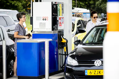 helmond-drukte-bij-een-tankstation-van-tango-in-helmond-veel-automobilisten-pakken-de-laatste-kans-o.webp