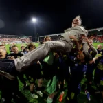 henk-de-jong-op-de-schouders-van-zijn-spelers-na-behalen-promotie.webp