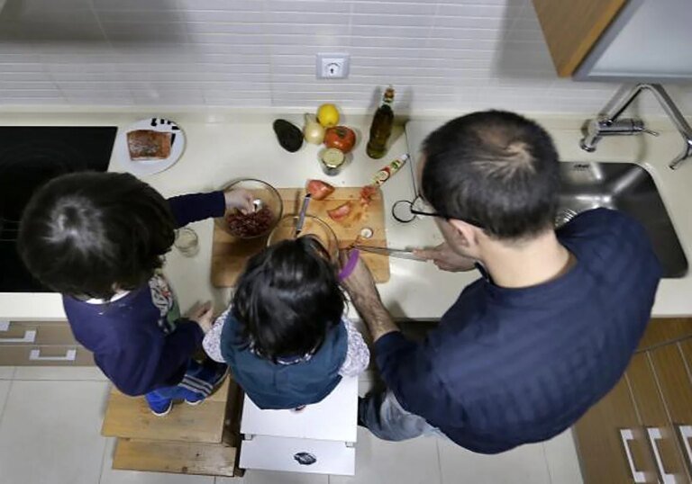 hombre-cocina-hijos-RNlofmxJTYMY4PYm7sDQZsL-1200x840@diario_abc.jpg