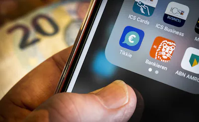 illustratief-betaaldienst-tikkie-op-een-telefoon-particulieren-en-bedrijven-gebruiken-de-app-van-abn.webp