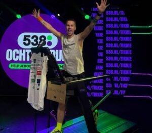 jeroen-op-de-loopband-in-de-radiostudio.jpeg