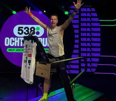 jeroen-op-de-loopband-in-de-radiostudio.jpeg