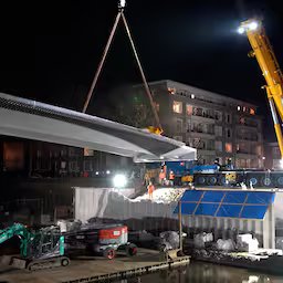 kranen-hijsen-nieuwe-brug-op-zijn-plek-in-den-bosch.jpg