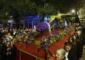viacrucis-cristo-confianza-RafxpkcHPhPc4dp6iyDy3EM-1200x840@diario_abc.jpg