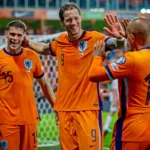 wk-kwalificatie-nederland-malta-wout-weghorst-tussen-de-2-doelpuntenmakers-micky-van-de-ven-en-donye.webp