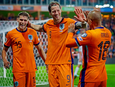 wk-kwalificatie-nederland-malta-wout-weghorst-tussen-de-2-doelpuntenmakers-micky-van-de-ven-en-donye.webp
