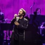 12-4-2026-amsterdam-nederland-de-amerikaanse-zanger-songwriter-en-acteur-josh-groban-treedt-op-in-af.webp