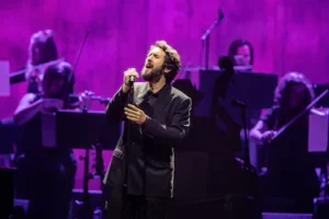 12-4-2026-amsterdam-nederland-de-amerikaanse-zanger-songwriter-en-acteur-josh-groban-treedt-op-in-af.webp