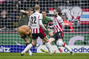 2026-04-04-16-33-18-eindhoven-l-r-artem-stepanov-of-fc-utrecht-scoort-de-0-1-jerdy-schouten-of-psv-e.webp