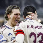 2026-04-11-21-17-00-almelo-l-r-mika-godts-of-afc-ajax-en-steven-berghuis-of-afc-ajax-vieren-de-0-2-t.webp