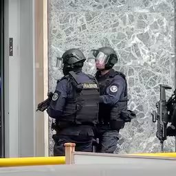 25-mensen-twee-uur-lang-gegijzeld-in-bank-in-napels-daders-vluchten-via-riool.jpg