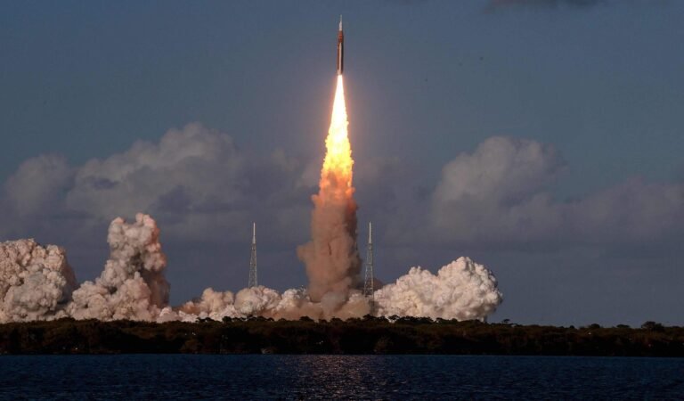 Artemis20II20Launches20Manned20Test20Flight20Around20The20Moon.jpeg