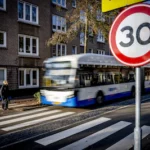 amsterdam-maximaal-30-kilometer-per-uur-in-amsterdam-bij-een-maximale-snelheid-van-30-km-uur-is-de-o.webp