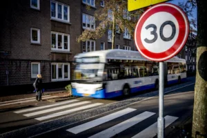 amsterdam-maximaal-30-kilometer-per-uur-in-amsterdam-bij-een-maximale-snelheid-van-30-km-uur-is-de-o.webp