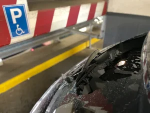automobilisten-rijden-geregeld-hun-achterruit-aan-diggelen-in-parkeergarage-boven-winkelcentrum-nova.webp