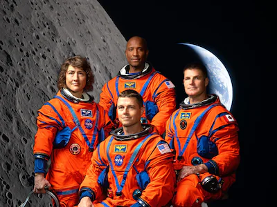 de-astronauten-van-de-artemis-ii-missie-en-de-maan.webp