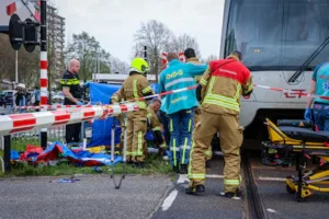 de-hulpdiensten-op-de-plek-van-het-ongeluk.webp