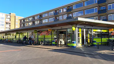 de-plus-supermarkt-aan-het-smaragdplein-in-utrecht.webp