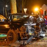een-auto-ligt-volledig-in-de-kreukels-na-een-botsing-met-een-boom.jpeg