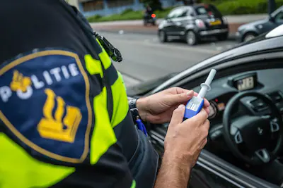 eindhoven-een-agent-neemt-tijdens-een-verkeerscontrole-een-speekseltest-af-vanaf-1-juli-mag-de-polit.webp