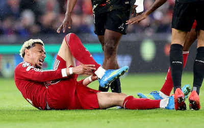 epa12890268-hugo-ekitike-of-liverpool-goes-down-with-an-injury-during-the-uefa-champions-league-quar.webp