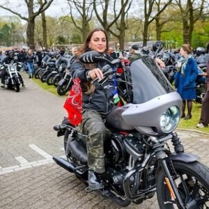 honderden-motorrijders-wonen-de-onthulling-van-het-monument-bij.jpeg