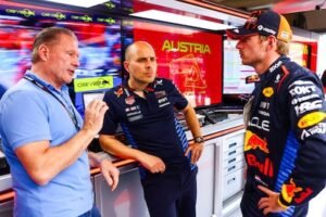 jos-verstappen-l-gianpiero-lambiase-m-en-max-verstappen-in-juni-2024-in-aanloop-naar-de-gp-van-ooste.jpeg