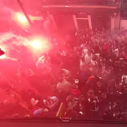 juichende-psv-fans-vieren-derde-landstitel-op-rij-met-vuurwerk.jpg