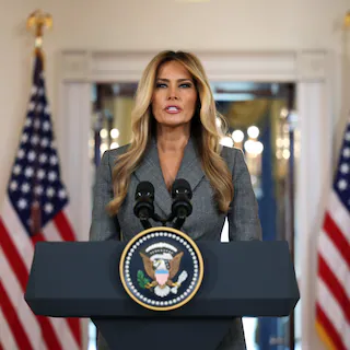 melania-trump-tijdens-de-persconferentie-over-haar-relatie-met.webp