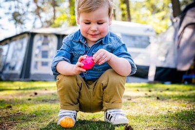 mierlo-een-kind-zoekt-paaseieren-tussen-de-caravans-en-campers-vanwege-het-mooie-lenteweer-vieren-ve.jpeg